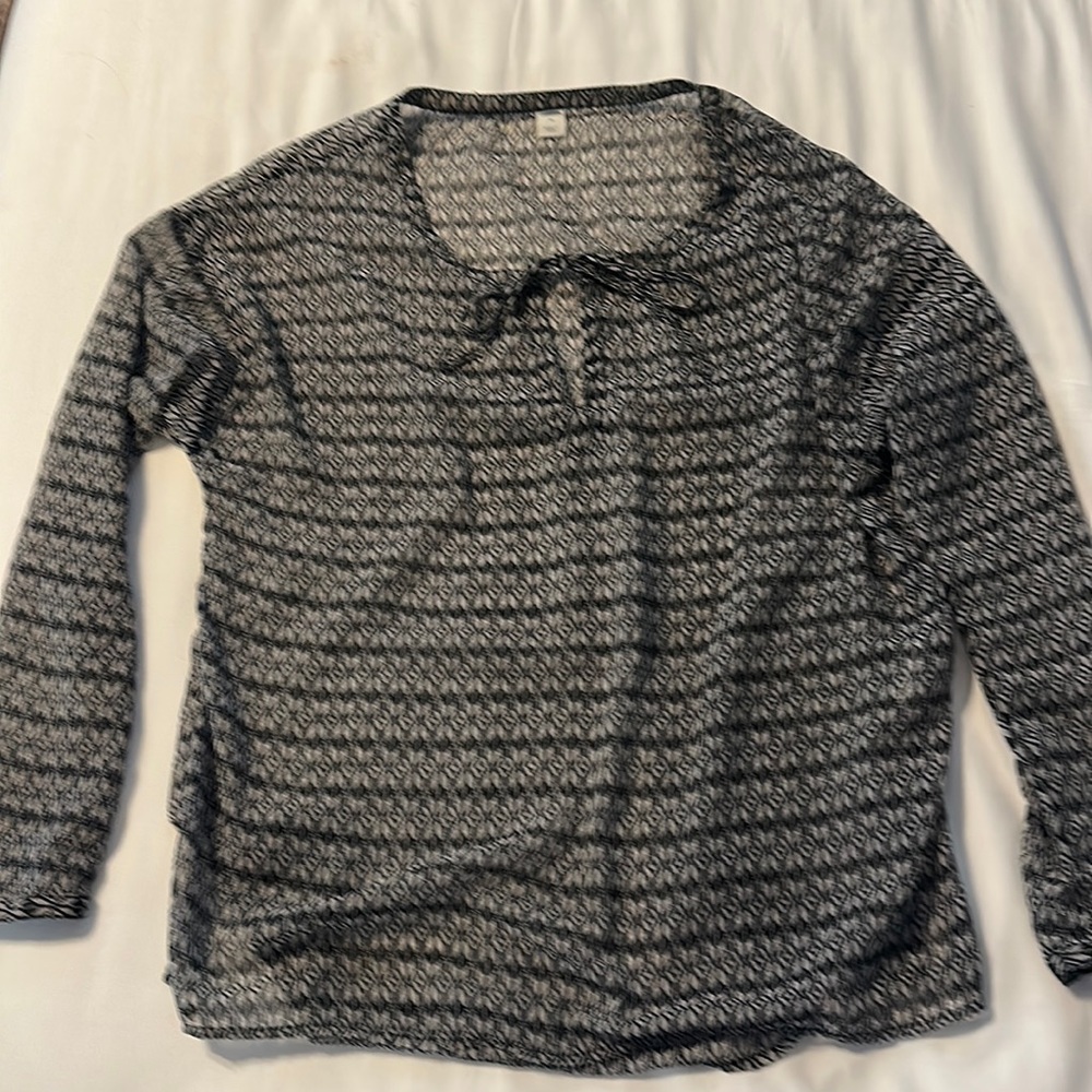 Old navy black and white blouse